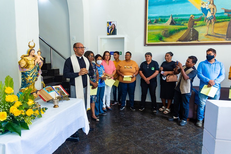 Imagem peregrina de Nossa Senhora das Grotas visita Paço Municipal e abençoa espaço de trabalho e seus funcionários
