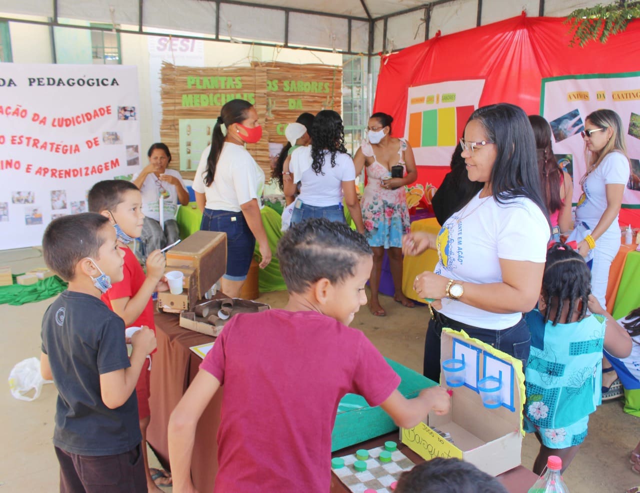 Escolas da rede municipal de Juazeiro promovem ação cidadã com oferta de serviços à população e apresentação de iniciativas inovadoras na educação