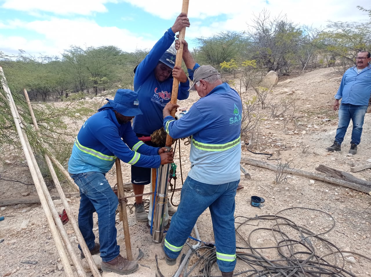 SAAE realiza troca de bomba de poço artesiano do povoado de Alegre, no Salitre