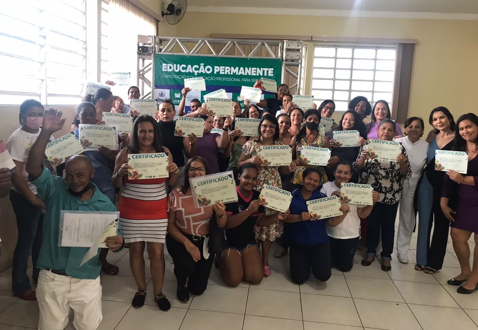 Prefeitura entrega certificados de curso profissionalizante para moradores do Residencial Juazeiro III e servidores municipais