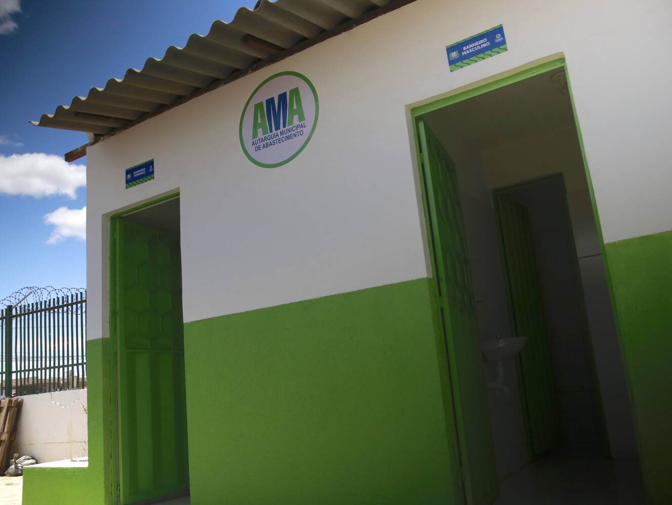 Feirinha do Mercado do Produtor de Juazeiro ganha banheiros para uso dos feirantes e clientes