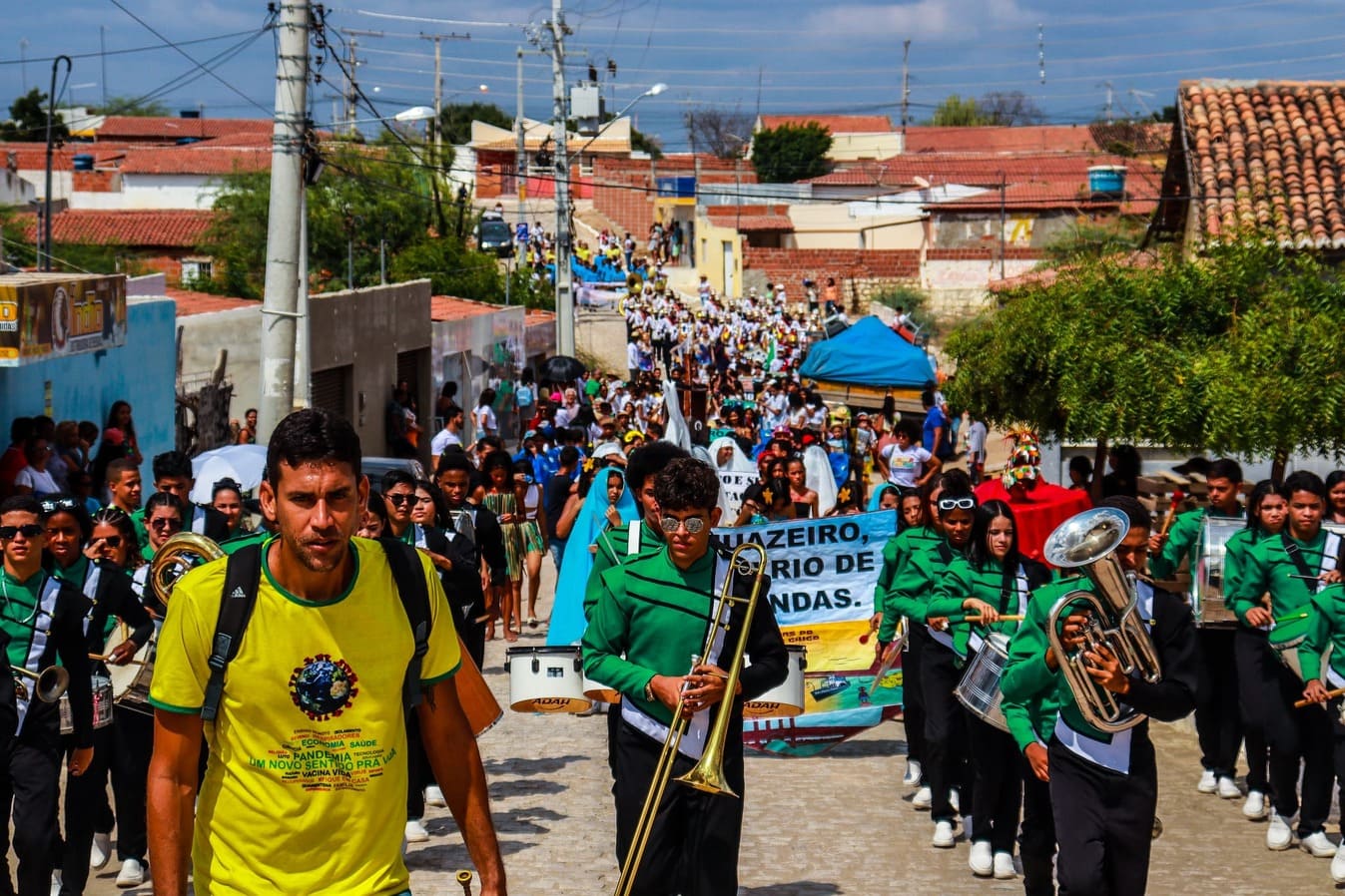 Desfile cívico realizado em Carnaíba do Sertão movimenta comunidade e resgata tradições no distrito