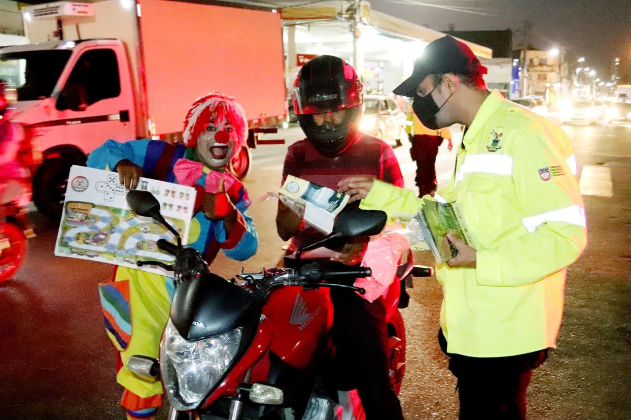 Semana Nacional de Trânsito: equipe da Prefeitura de Juazeiro faz abordagem educativa no bairro Santo Antônio