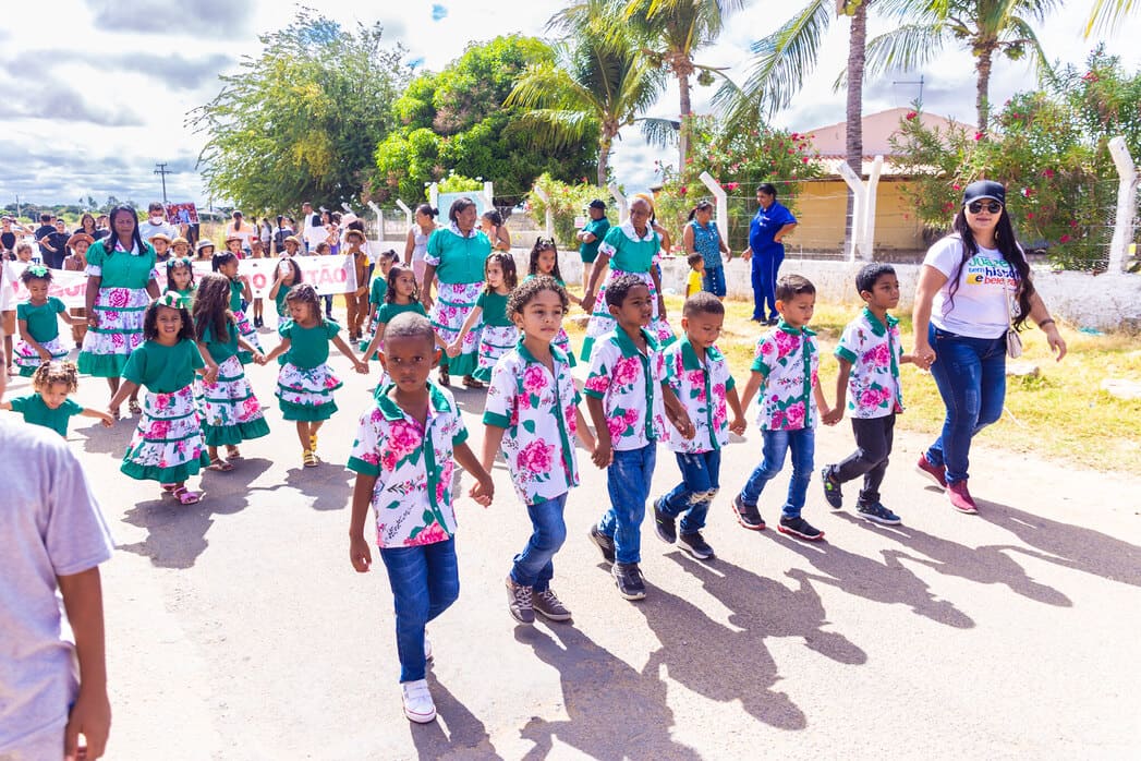 Cultura e tradições da comunidade do Rodeadouro, em Juazeiro, são tema de desfile cívico promovido por escola municipal da localidade