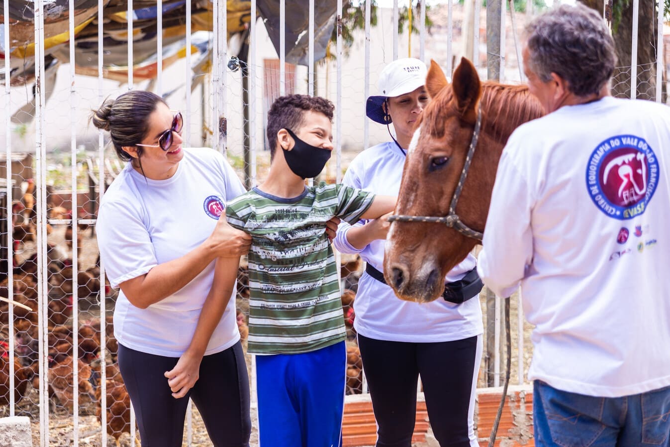 Inclusão: equoterapia melhora o desenvolvimento de crianças com deficiência em Juazeiro e pais relatam avanços