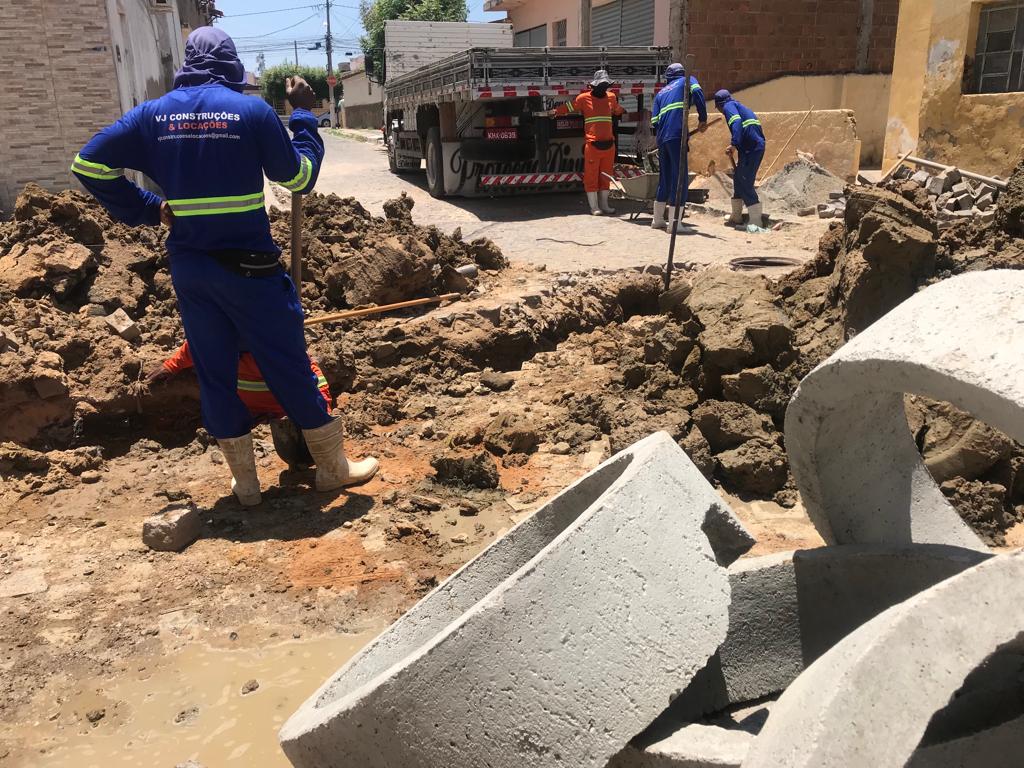 Prefeitura de Juazeiro inicia implantação de nova rede de esgoto em tradicional rua do Alto da Maravilha e moradores celebram: “há muito tempo esperávamos essa obra”