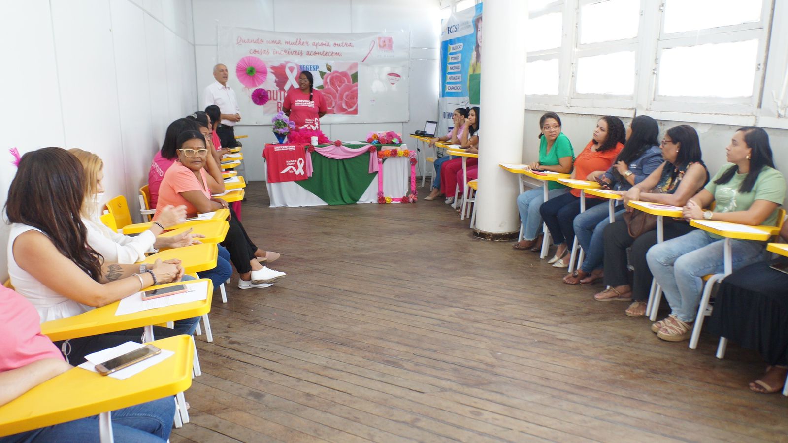 Outubro Rosa: Prefeitura de Juazeiro realiza palestra sobre prevenção ao câncer de mama para servidores