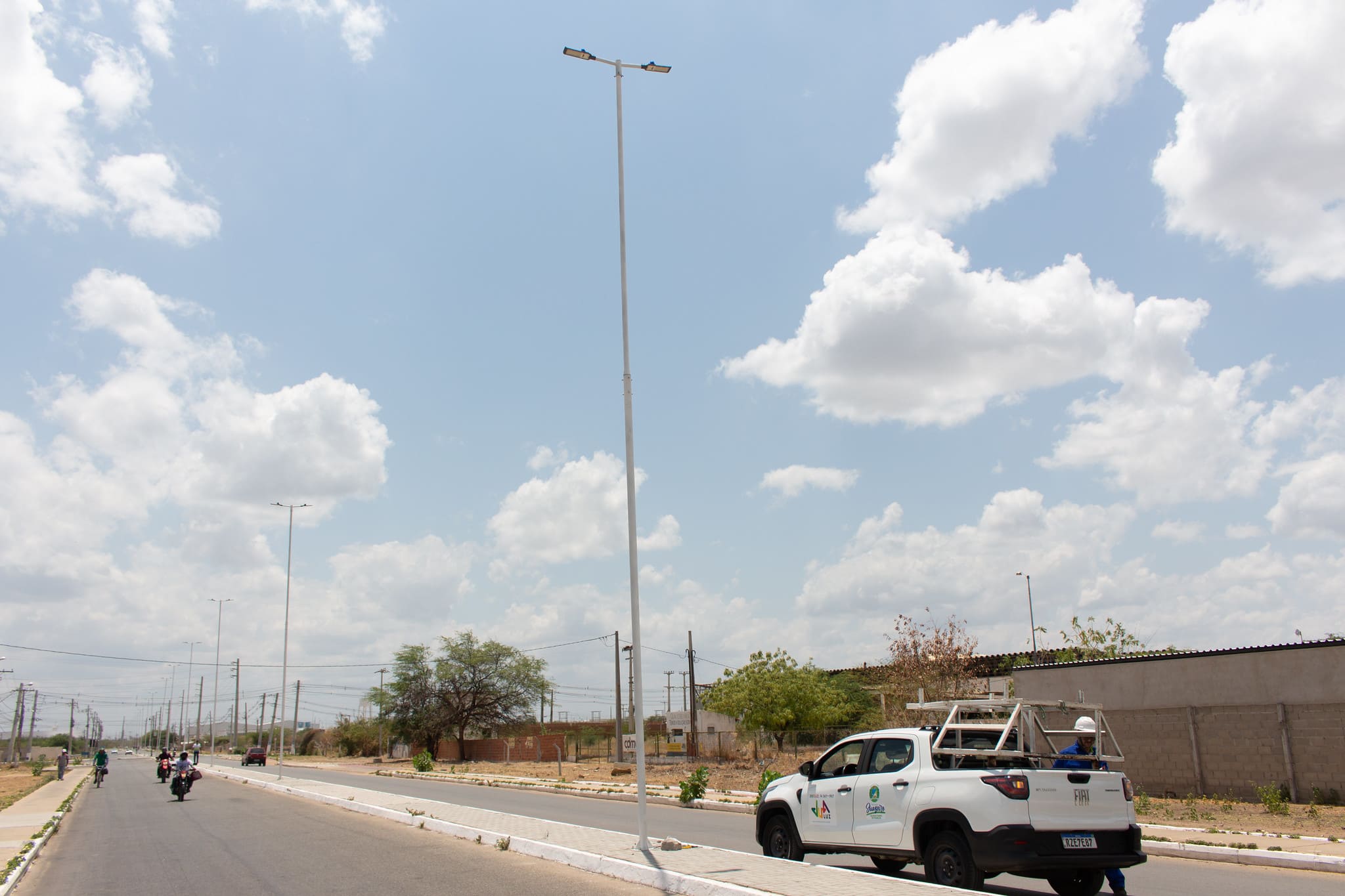 Prefeitura de Juazeiro recupera iluminação pública na Avenida Cheffy Khoury após furto de cabos de energia
