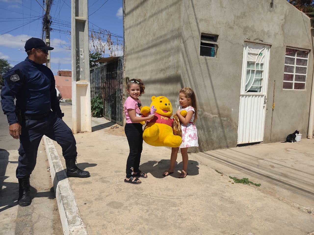 Dia das Crianças: brinquedos arrecadados durante campanha são entregues pela Guarda Municipal em vários bairros de Juazeiro