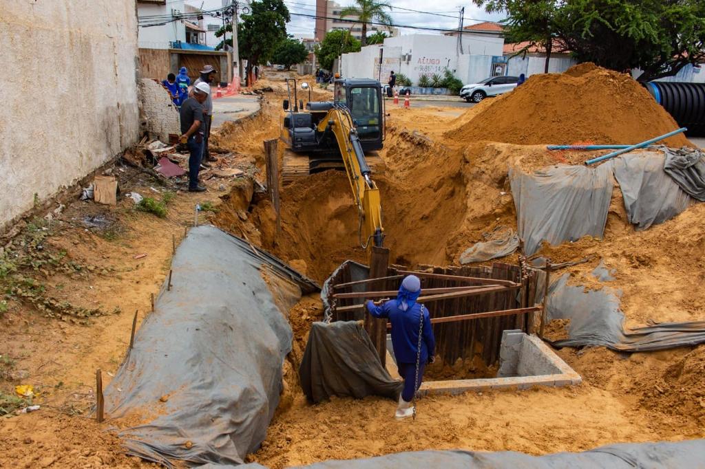 Prefeitura de Juazeiro faz intervenção no bairro Santo Antônio para dar continuidade à obra de drenagem na Rua Toufic Khoury; trânsito foi alterado na área