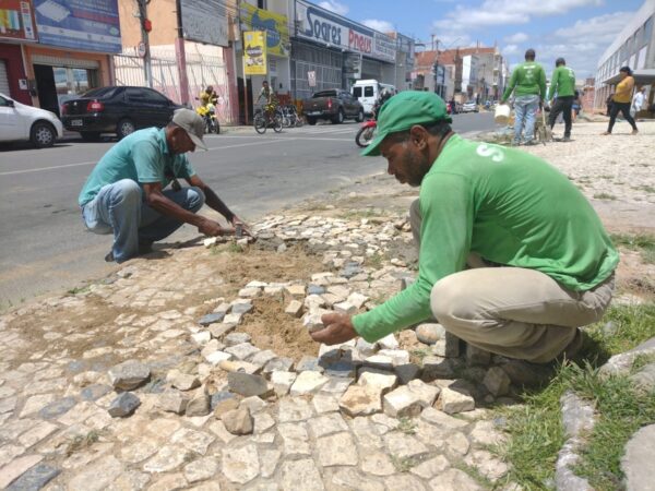 Calçada do Camelódromo 2 de Julho recebe serviços de manutenção e nivelamento pela Prefeitura de Juazeiro