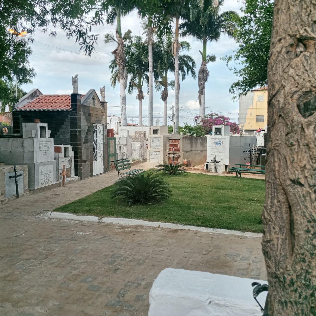 Prefeitura conclui manutenção nos cemitérios de Juazeiro para o Dia de Finados