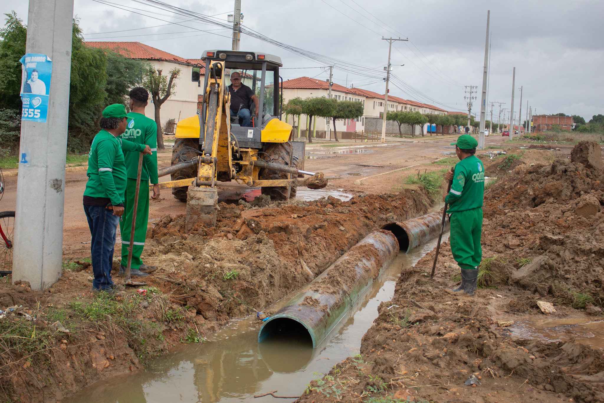 Equipes da Prefeitura de Juazeiro atuam para minimizar transtornos causados pela chuva desta segunda-feira; equipes seguem de plantão