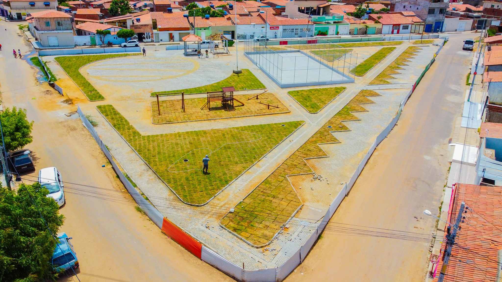 Obras da Praça da Amizade chegam à fase final e comunidade comemora implantação de novo espaço de lazer