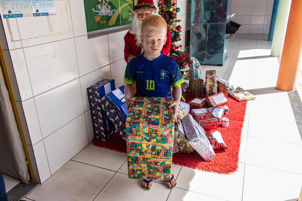 Crianças da Emei Irmã Redenta recebem presentes da campanha “Papai Noel dos Correios” em Juazeiro