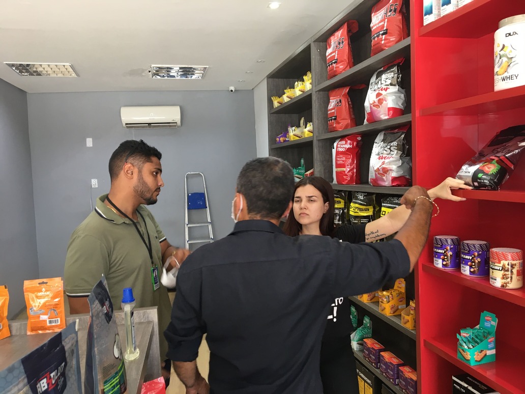 Procon Juazeiro realiza operação educativa em lojas de produtos naturais e suplementos