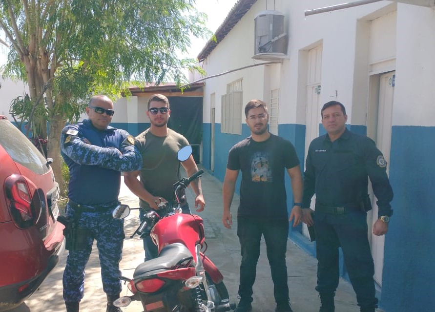 Guarda Municipal de Juazeiro recupera moto roubada em Petrolina e devolve ao dono