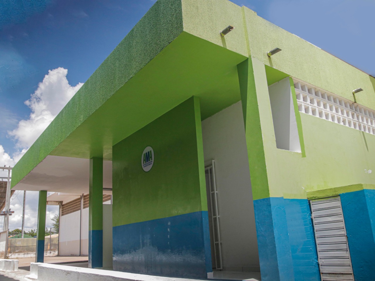 Feirantes do Alto da Maravilha comemoram entrega de banheiros reformados