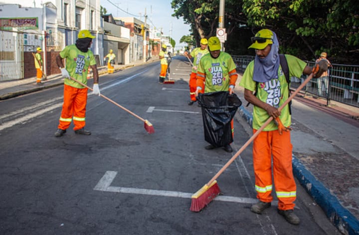 Em esquema de plantão, Prefeitura realiza limpeza no circuito do Carnaval de Juazeiro e deixa tudo pronto para segunda noite de folia