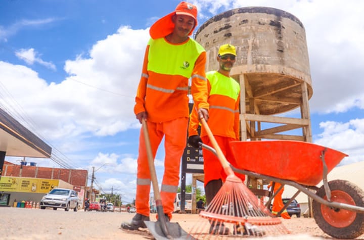 Equipes da limpeza pública de Juazeiro realizam trabalho na Avenida Cheffy Khoury