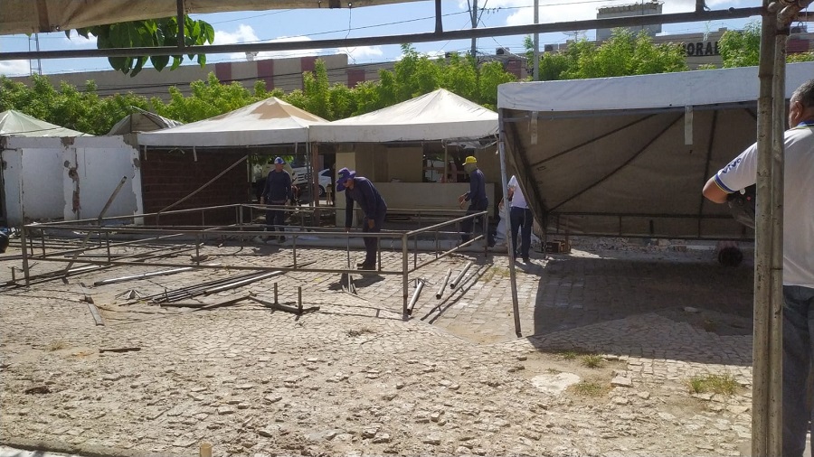Prefeitura de Juazeiro realiza remoção da estrutura provisória onde estava funcionando o Mercado Joca de Souza Oliveira   