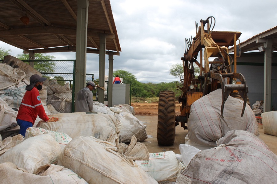 Em parceria com SAAE, Cooperativa de catadores de Juazeiro recebe cerca de 20 toneladas de materiais recicláveis da Agrovale