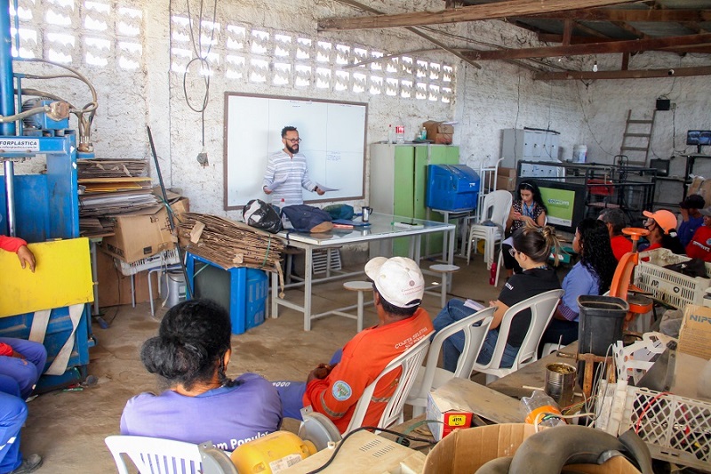 SAAE Juazeiro realiza palestra sobre segurança do trabalho para catadores de materiais recicláveis de Juazeiro