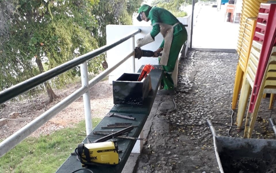 Prefeitura de Juazeiro realiza manutenção no guarda-corpo da Orla I