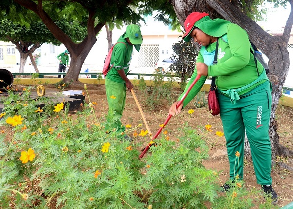 Prefeitura segue realizando limpeza e manutenção de praças em todas as regiões de Juazeiro