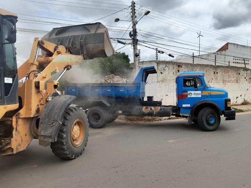 Cidade limpa: Prefeitura de Juazeiro segue realizando serviços de limpeza e manutenção de equipamentos públicos nos quatro cantos da cidade