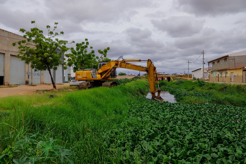 Prefeitura de Juazeiro continua reforçando limpeza e desobstrução de riachos urbanos no município