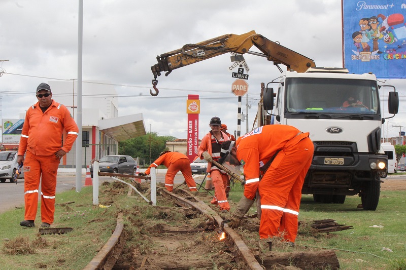 Travessia Urbana: Trilhos da antiga ferrovia de Juazeiro começam a ser retirados e prefeita Suzana Ramos comemora andamento do processo para início das obras