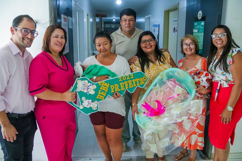 Prefeita Suzana Ramos entrega chave à bebê prefeita e abre programação da 13° Semana do Bebê
