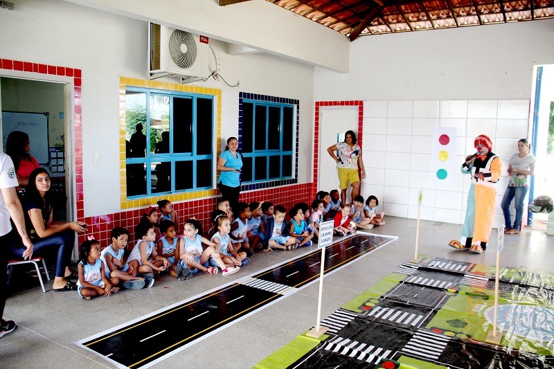 Dentro da programação do Maio Amarelo, alunos da rede municipal recebem orientações para um trânsito seguro
