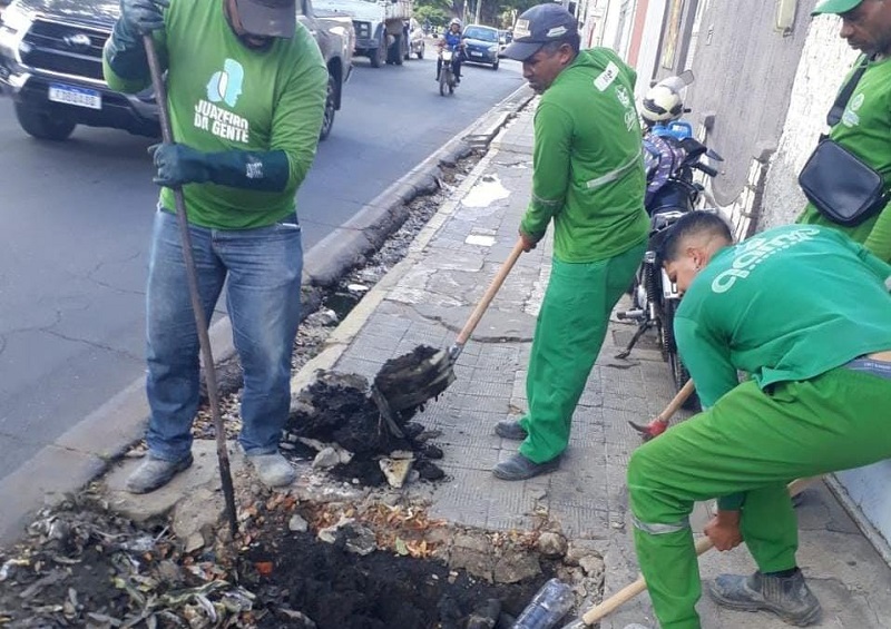 Prefeitura de Juazeiro segue realizando serviços de limpeza e manutenção na sede e interior do município