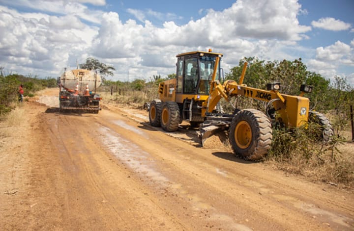 Distrito de Carnaíba recebe serviços de patrolamento realizados pela Prefeitura de Juazeiro   