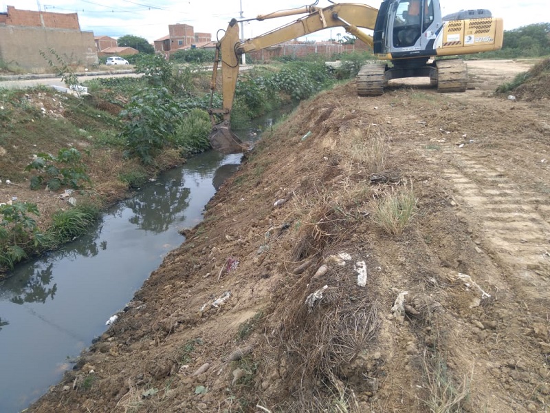 Prefeitura de Juazeiro realiza limpeza e desobstrução no Canal Malhada