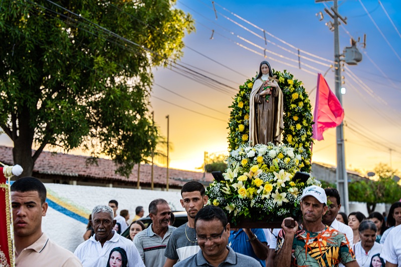 Festejos de Santa Teresinha de Lisieux são encerrados com grande procissão e missa em Carnaíba