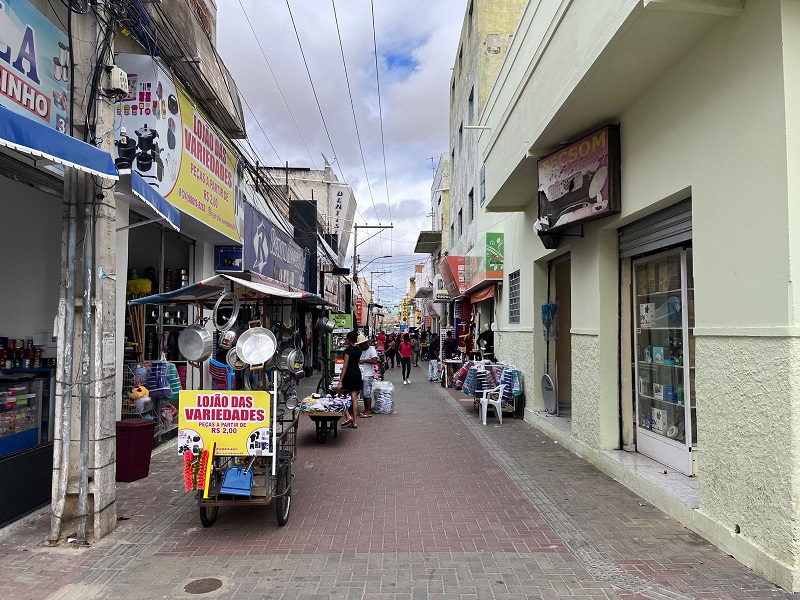 Prefeitura de Juazeiro intensifica fiscalização para desobstruir calçadas ocupadas por ambulantes e lojas comerciais
