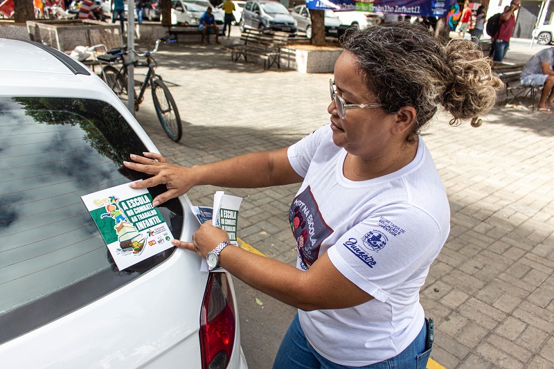 Prefeitura de Juazeiro promove adesivaço no Dia Mundial de Combate ao Trabalho Infantil