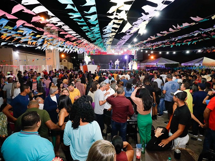Público lota o pátio do São João de Juremal em mais uma noite de festa