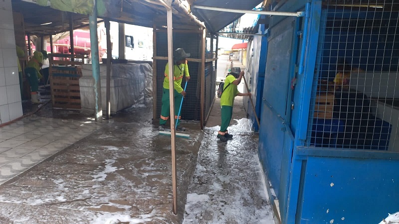 Prefeitura de Juazeiro realiza mutirão de limpeza na feirinha do mercado do produtor