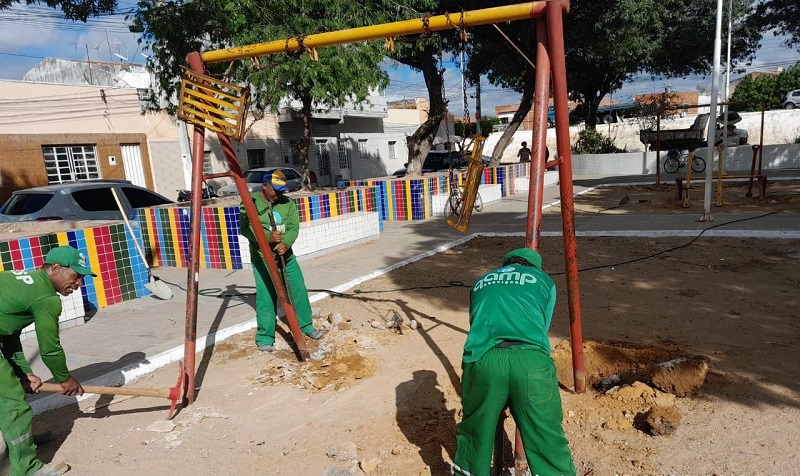 Prefeitura de Juazeiro realiza manutenção nos brinquedos da Praça da Mônica