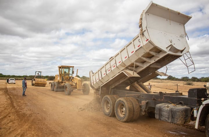 Prefeitura de Juazeiro recupera mais de 50 km de estradas do Baixo Salitre com patrolamento