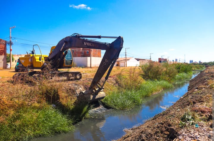Prefeitura de Juazeiro realiza limpeza e desobstrução de canais do município
