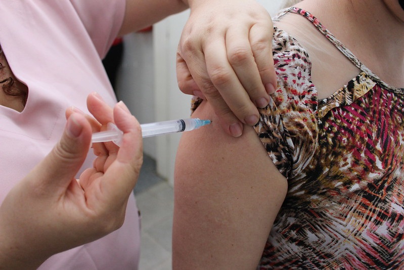 Prefeitura de Juazeiro realiza vacinação bivalente contra Covid-19 em supermercado neste sábado