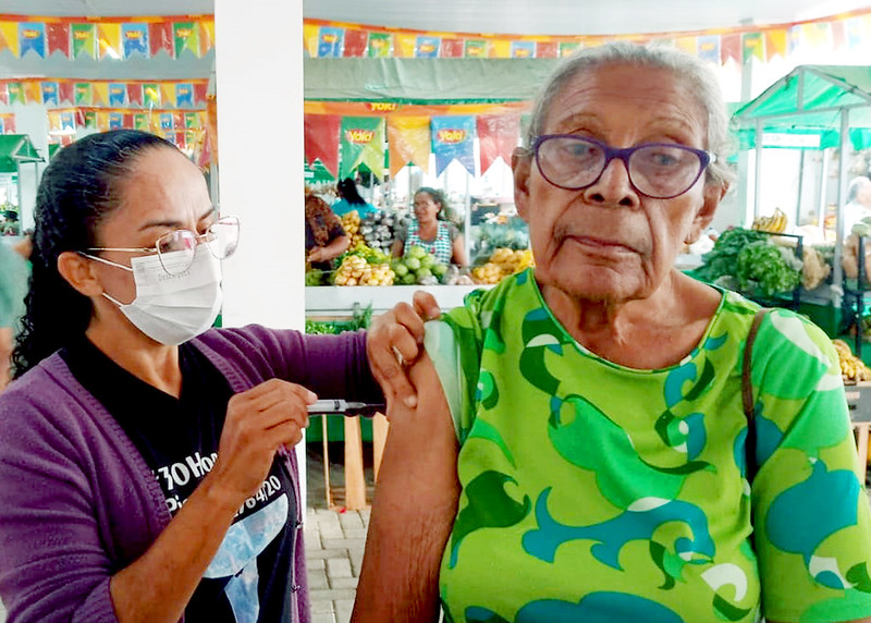 Prefeitura de Juazeiro realizou mutirão de vacinação no Mercado Joca de Souza Oliveira nesta segunda-feira  