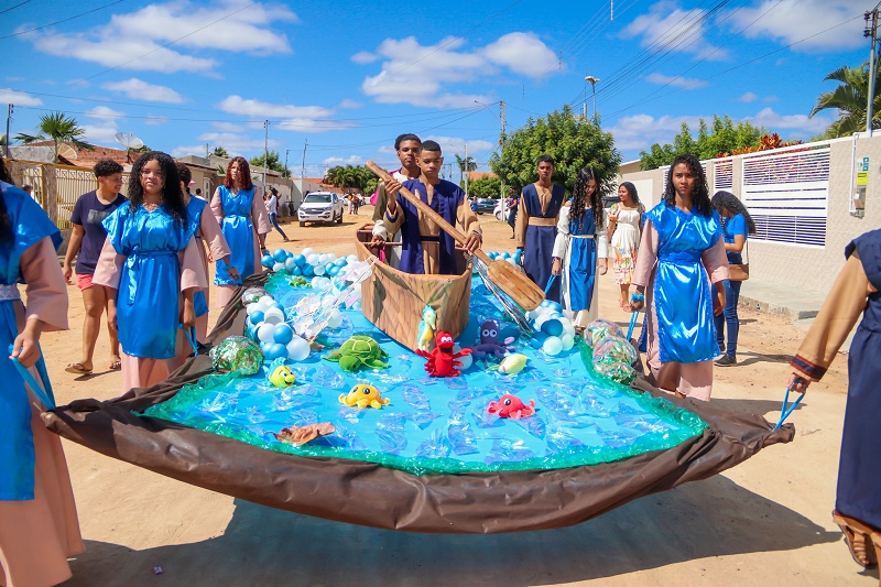 Festa dos Colonos em Itamotinga celebra história de Jesus Cristo em emocionante desfile cívico