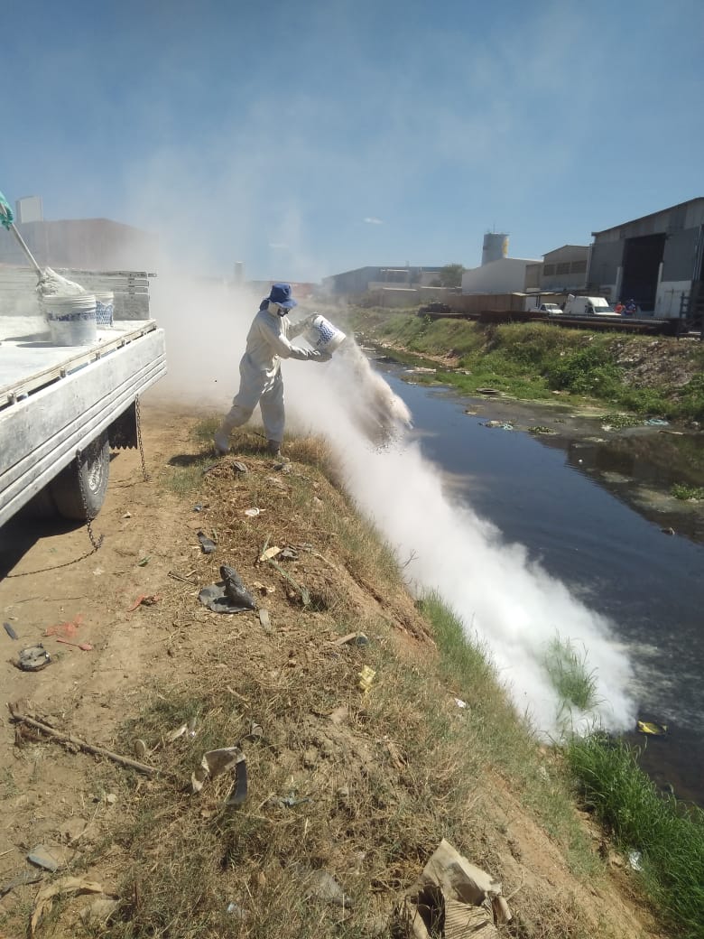 Prefeitura prossegue com aplicação de cal nos canais de Juazeiro