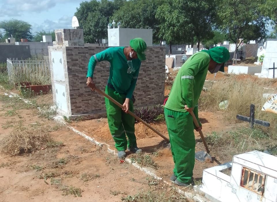 Cemitérios da sede e interior recebem da Prefeitura de Juazeiro serviços de limpeza e manutenção